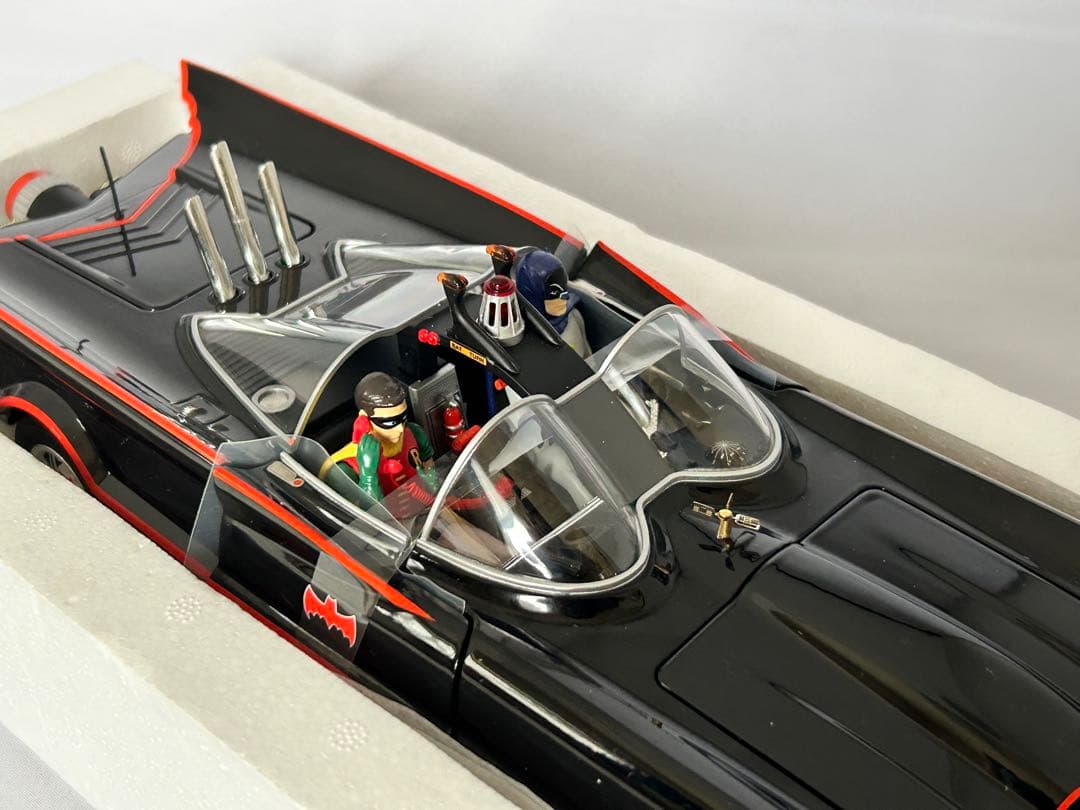 バットマン クラシックTVシリーズ バットモービル 1:18 フィギュア付き