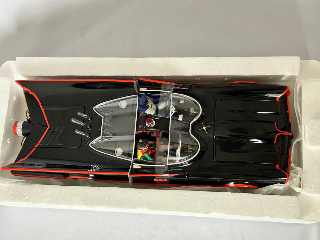 バットマン クラシックTVシリーズ バットモービル 1:18 フィギュア付き