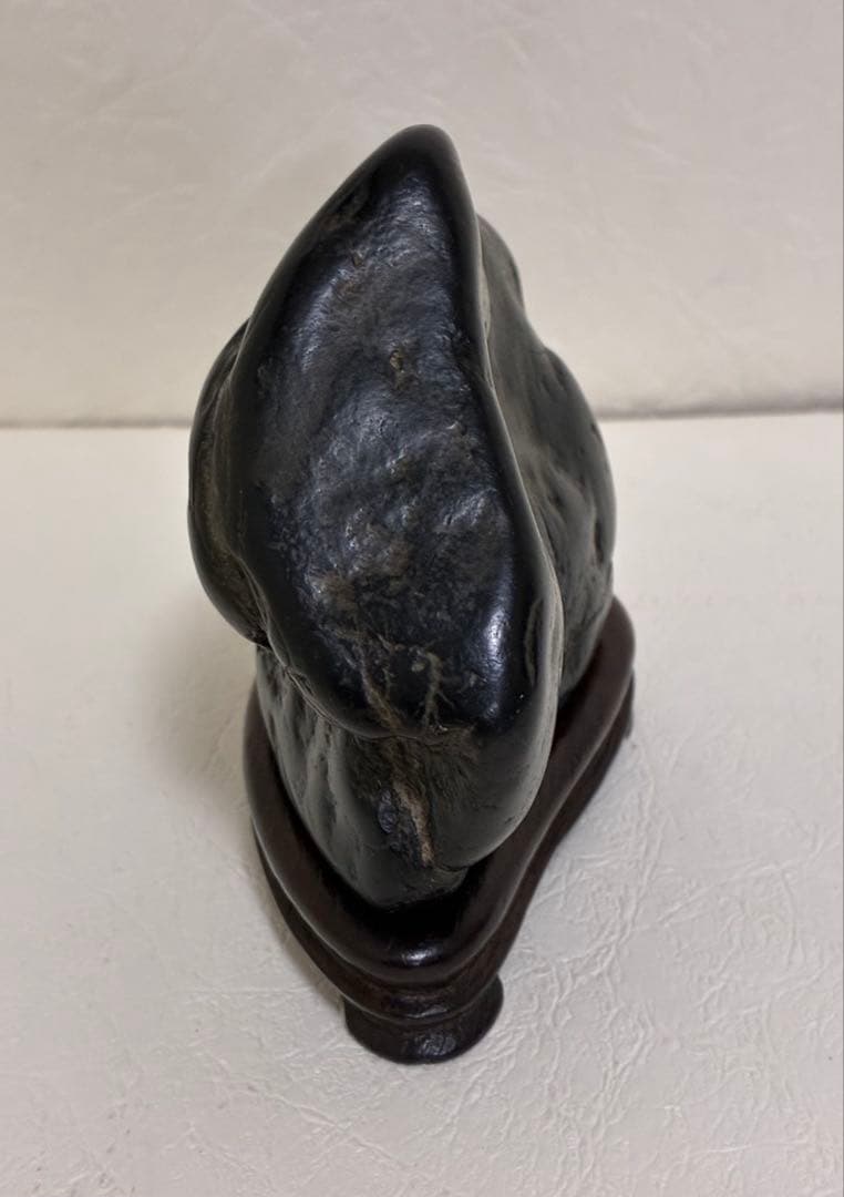 北海道神居古潭石　真黒サ（11）小さめ　木製台座付き