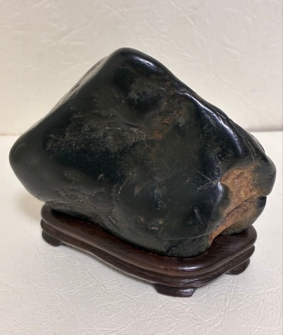 北海道神居古潭石　真黒サ（11）小さめ　木製台座付き