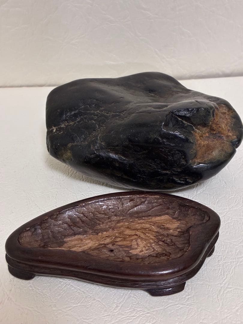 北海道神居古潭石　真黒サ（11）小さめ　木製台座付き