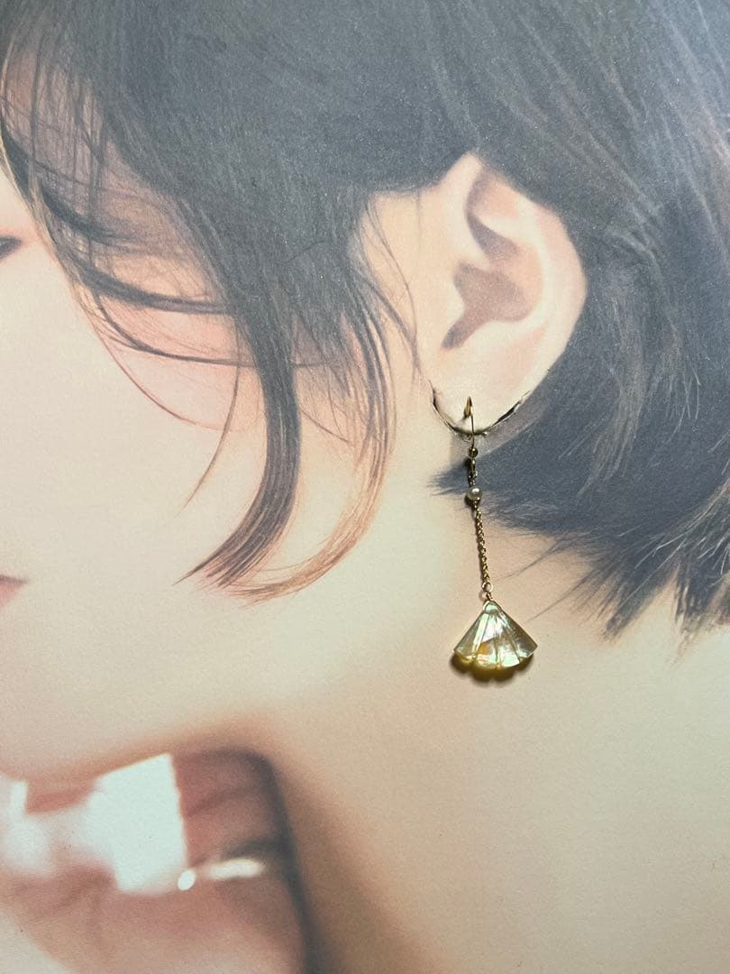 イエローマザーオブパール　トリプレット　両面　カービング　14kgfピアス