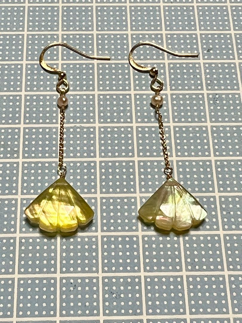 イエローマザーオブパール　トリプレット　両面　カービング　14kgfピアス