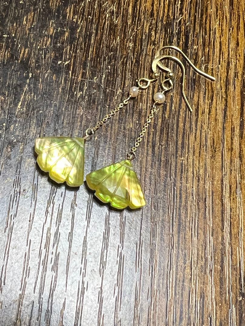 イエローマザーオブパール　トリプレット　両面　カービング　14kgfピアス