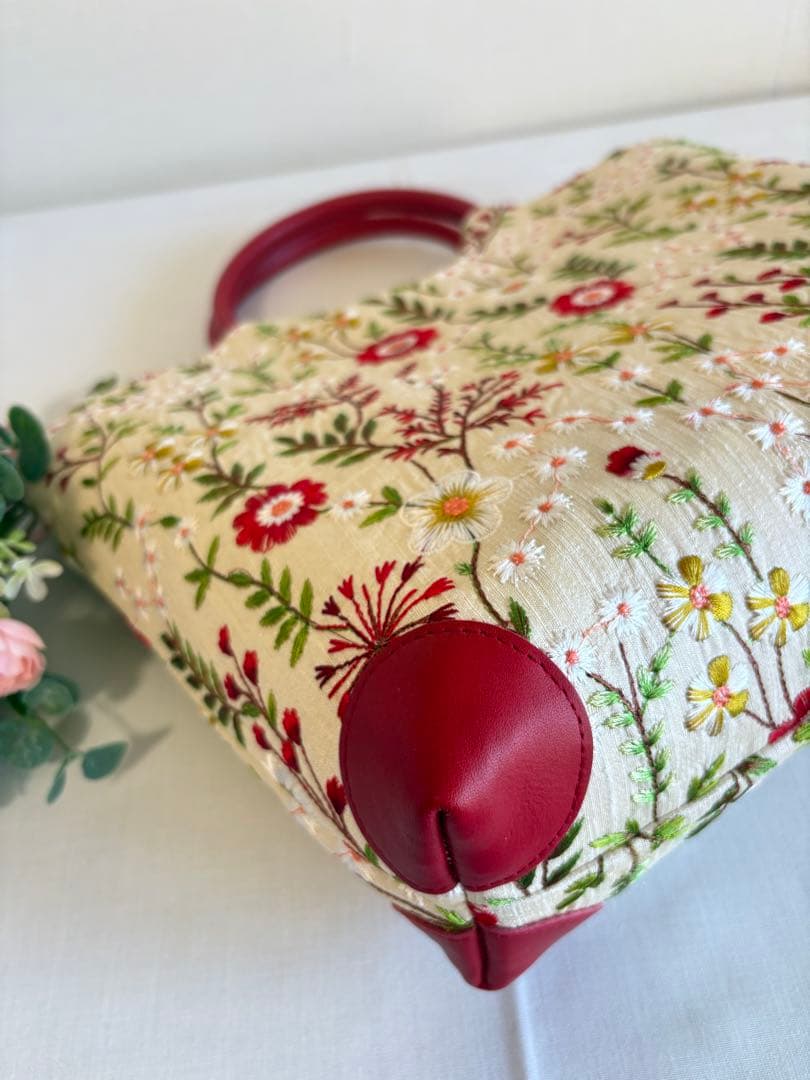 お出かけバック　ベージュ系　刺繍2