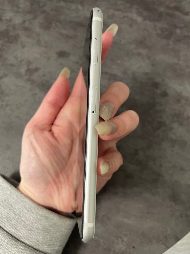 iPhonese 第2世代 128gスターライト 本体 iphonese2