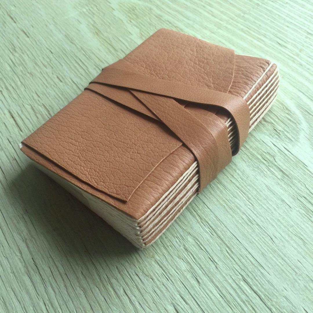 本革表紙の手縫手帳(キャラメル)