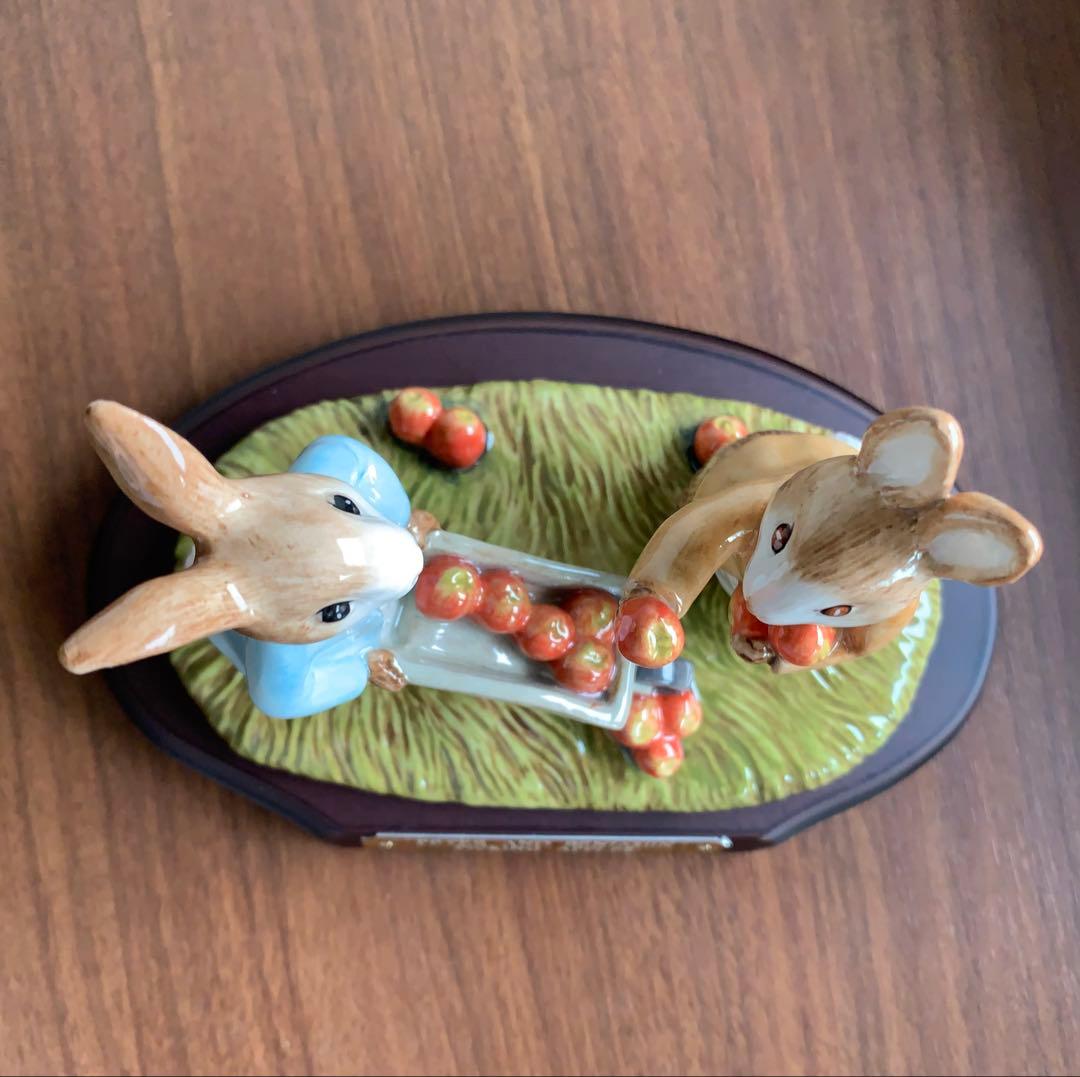 ピーターとベンジャミン タブロー りんご アップル ピーターラビット 置物