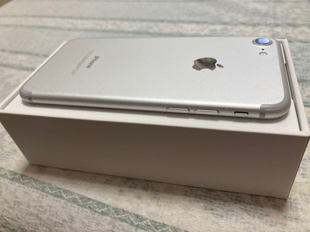美品　シルバー　iPhone 7 32GB SIMフリー バッテリー80%