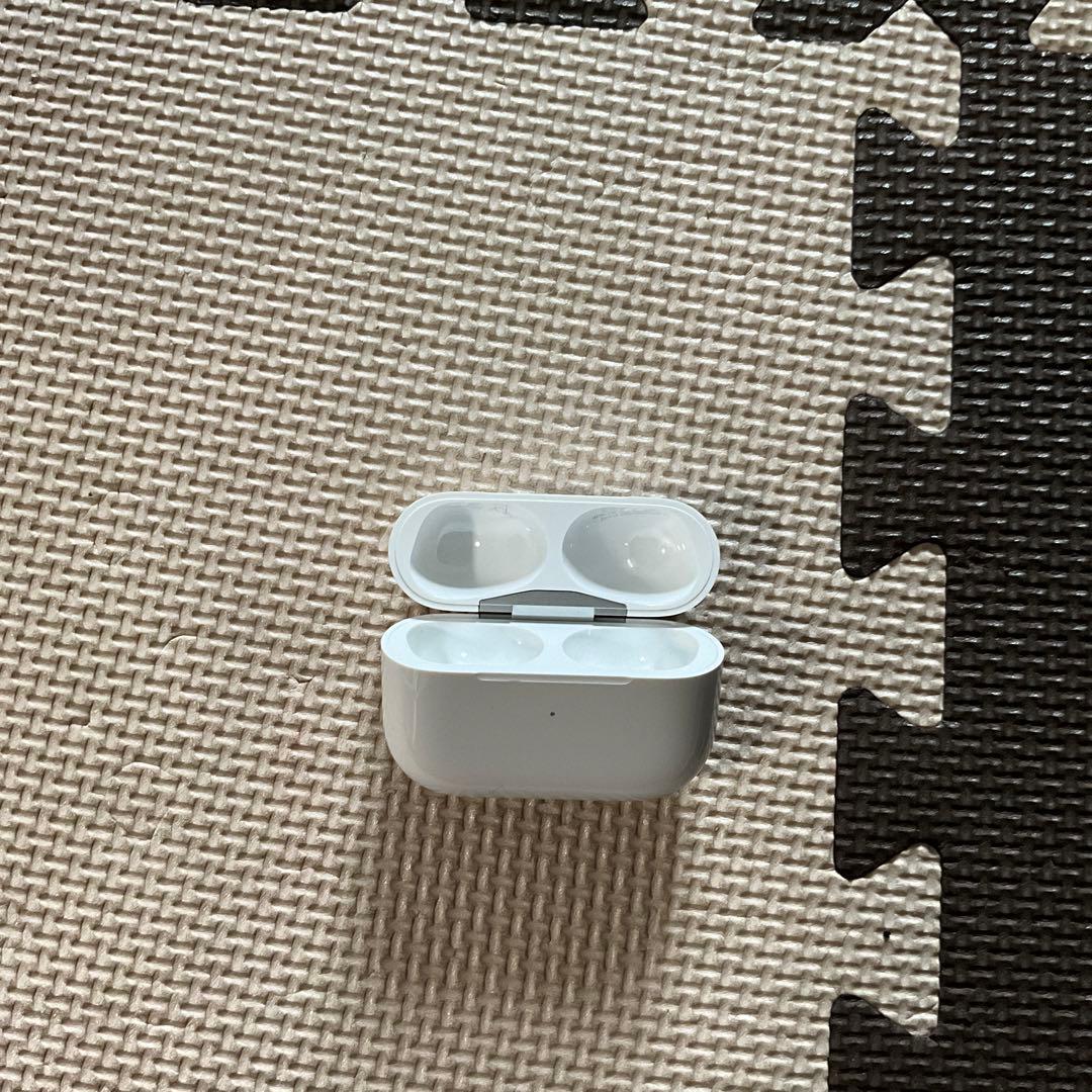 AirPodsProの充電器です