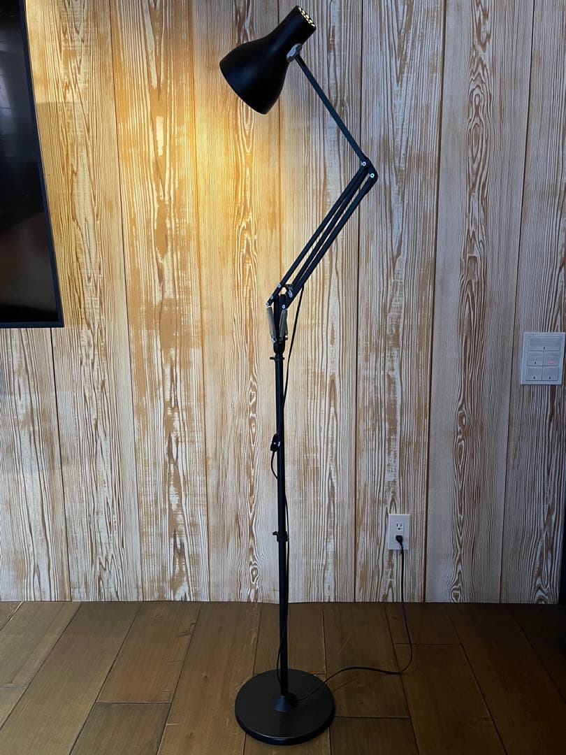 黒のフロアスタンド アーム調整可能