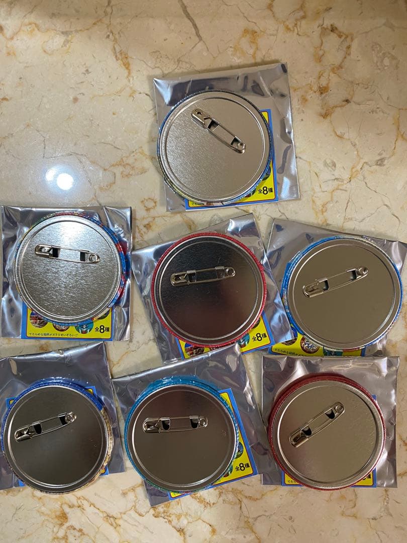 タローマン　でたらめ缶バッヂ7種(あと1つ)