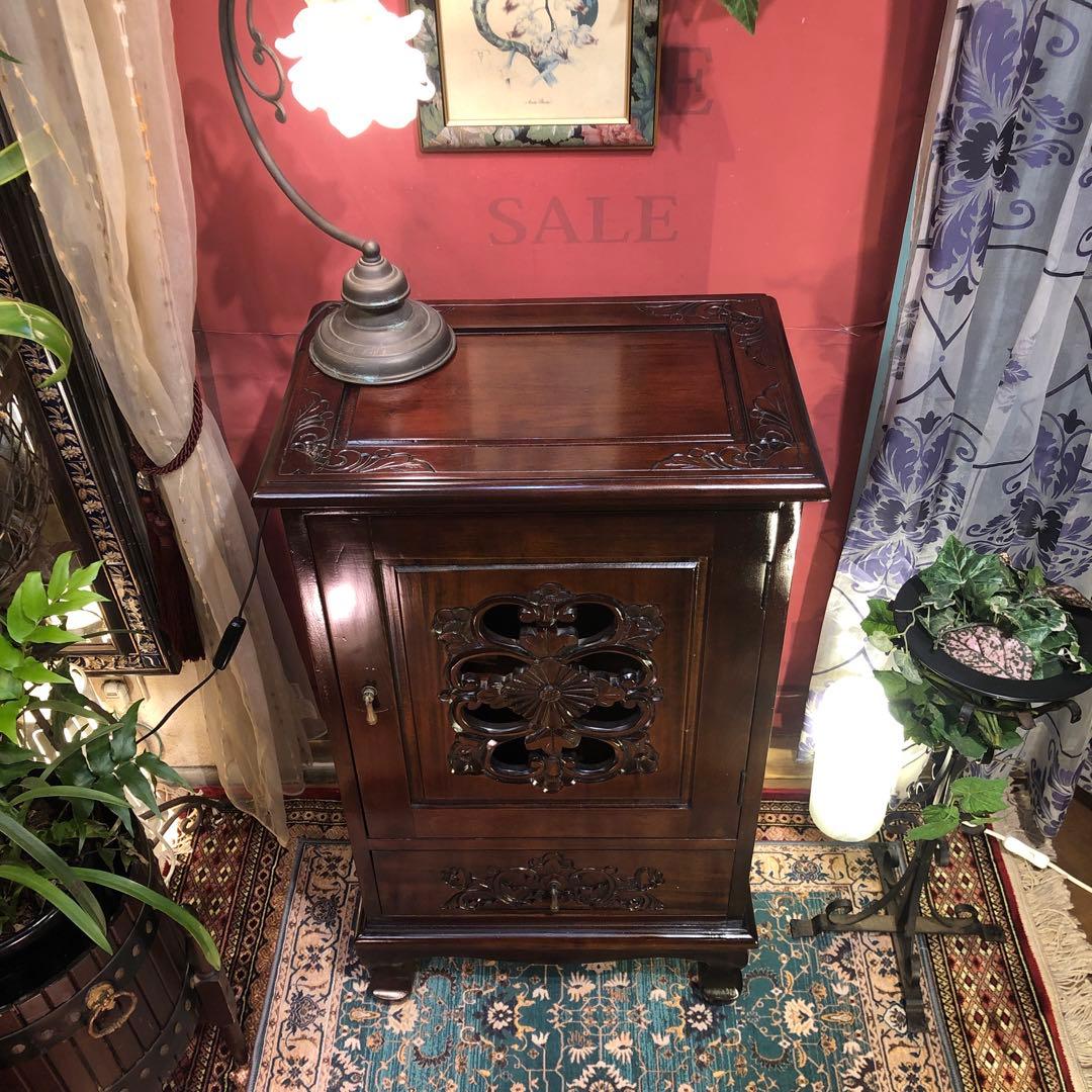 リゾート　アンティーク　ディスプレイ　カービング　アクセントキャビネット　猫脚