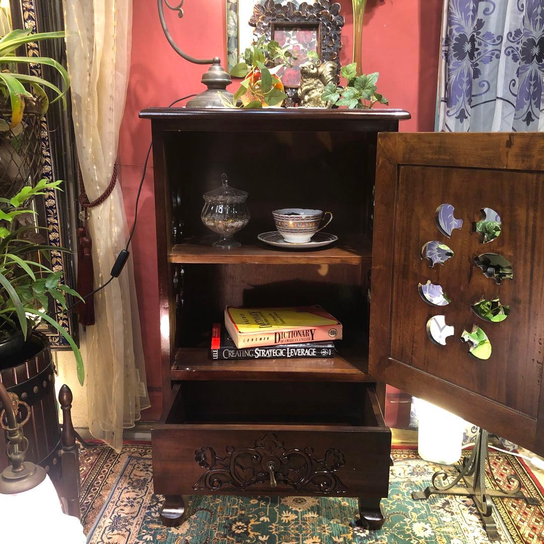 リゾート　アンティーク　ディスプレイ　カービング　アクセントキャビネット　猫脚