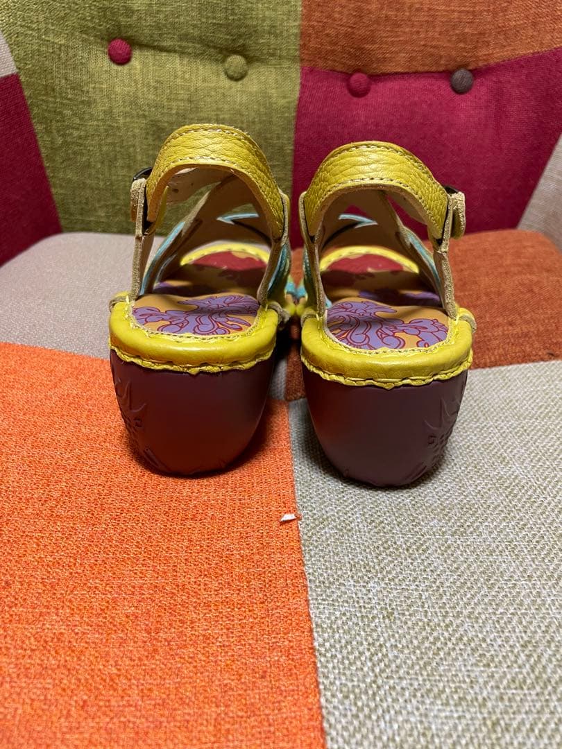 【新品未使用品】エスタシオン　Sサイズ（22.5から23.0）　牛革　サンダル