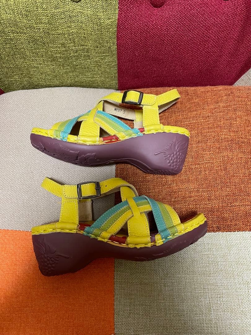 【新品未使用品】エスタシオン　Sサイズ（22.5から23.0）　牛革　サンダル