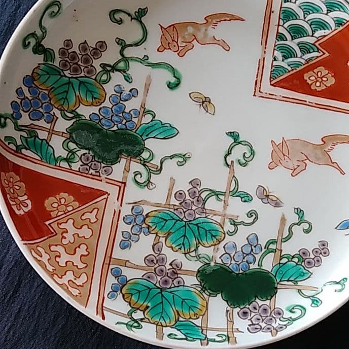 「金彩のウサギと、葡萄に蝶々！」古伊万里皿(直径16cm) 4客セット 骨董アン