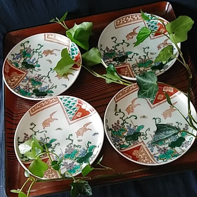 「金彩のウサギと、葡萄に蝶々！」古伊万里皿(直径16cm) 4客セット 骨董アン