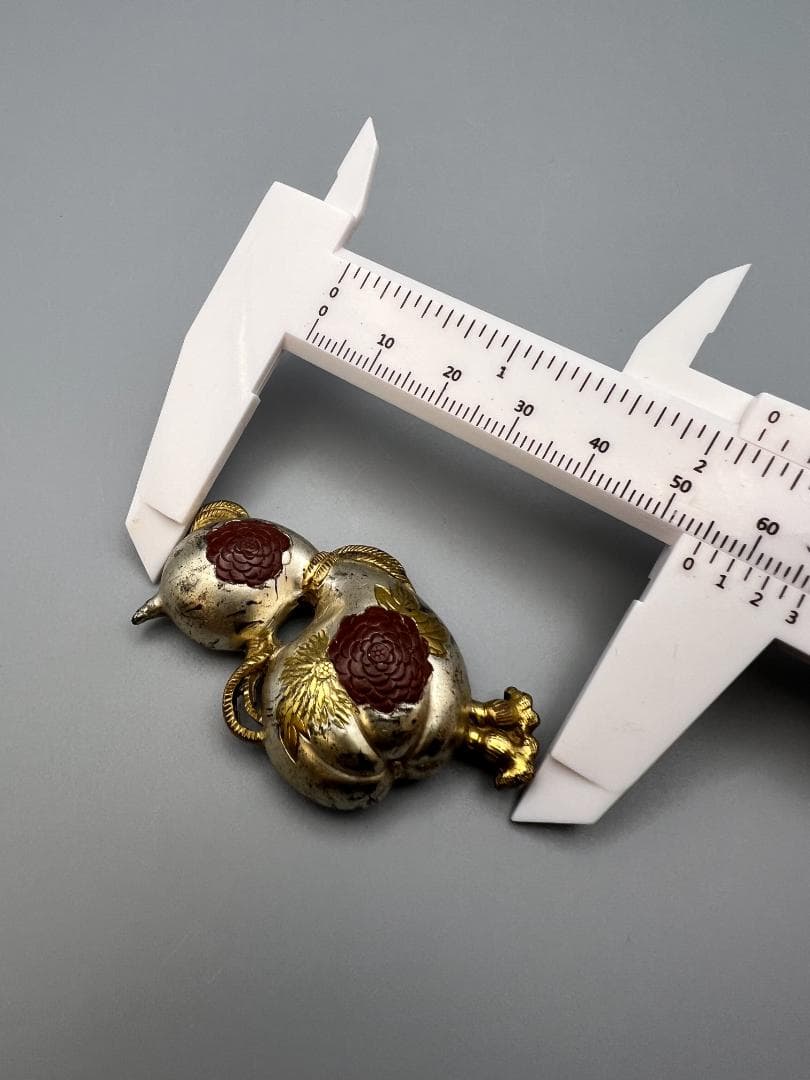 彫金　帯留め　瓢箪　ひょうたん形　牡丹図　和装小物　金属製　重量約11g