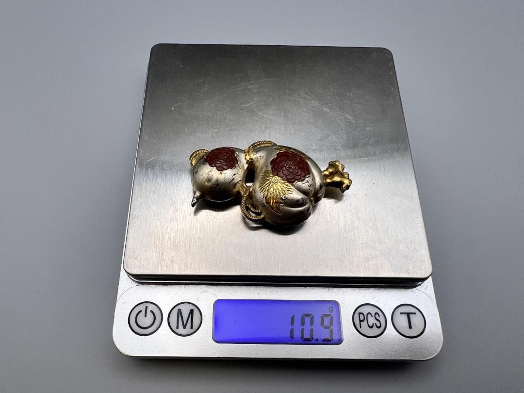 彫金　帯留め　瓢箪　ひょうたん形　牡丹図　和装小物　金属製　重量約11g