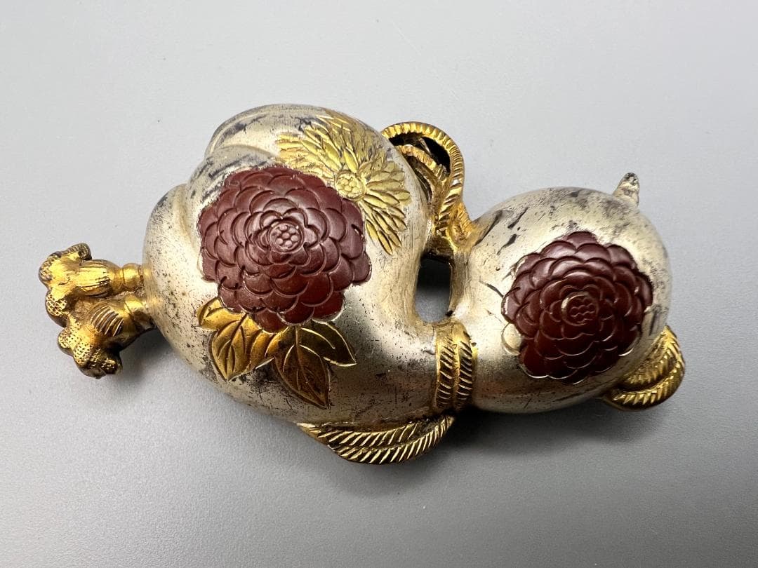 彫金　帯留め　瓢箪　ひょうたん形　牡丹図　和装小物　金属製　重量約11g