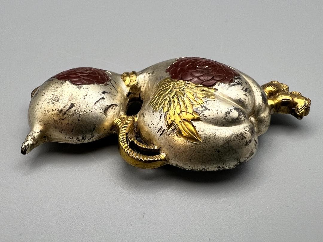 彫金　帯留め　瓢箪　ひょうたん形　牡丹図　和装小物　金属製　重量約11g