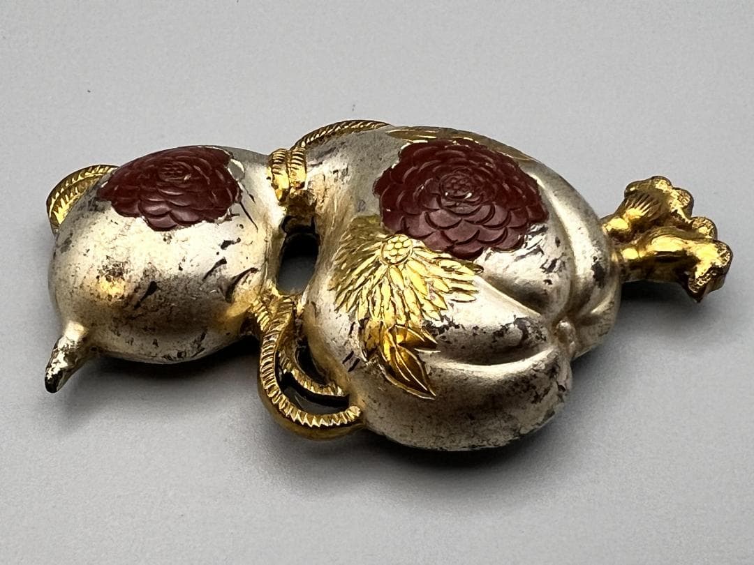 彫金　帯留め　瓢箪　ひょうたん形　牡丹図　和装小物　金属製　重量約11g