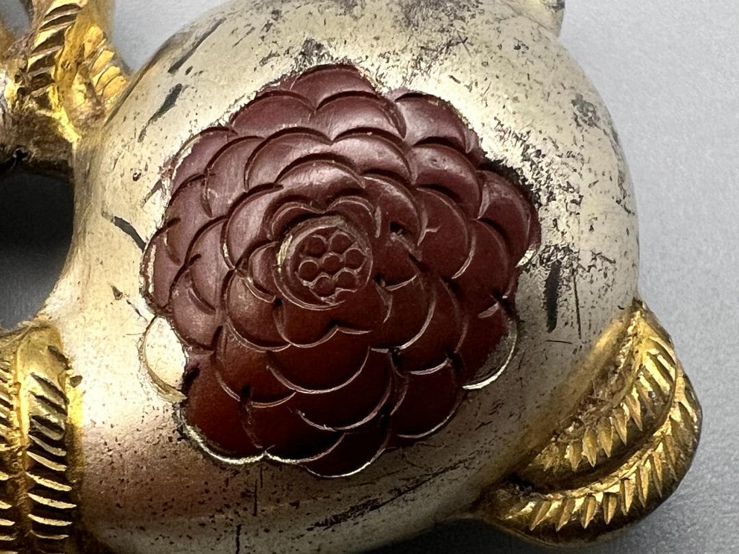 彫金　帯留め　瓢箪　ひょうたん形　牡丹図　和装小物　金属製　重量約11g