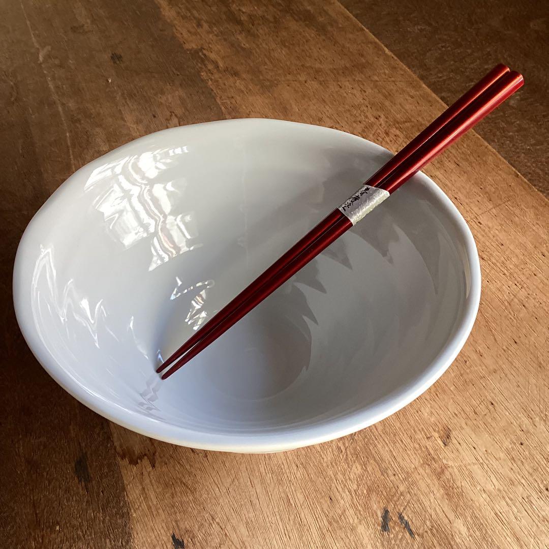 赤いピアスです。新品美濃焼　八角象嵌白龍神麺鉢丼　縁起鉢2枚
