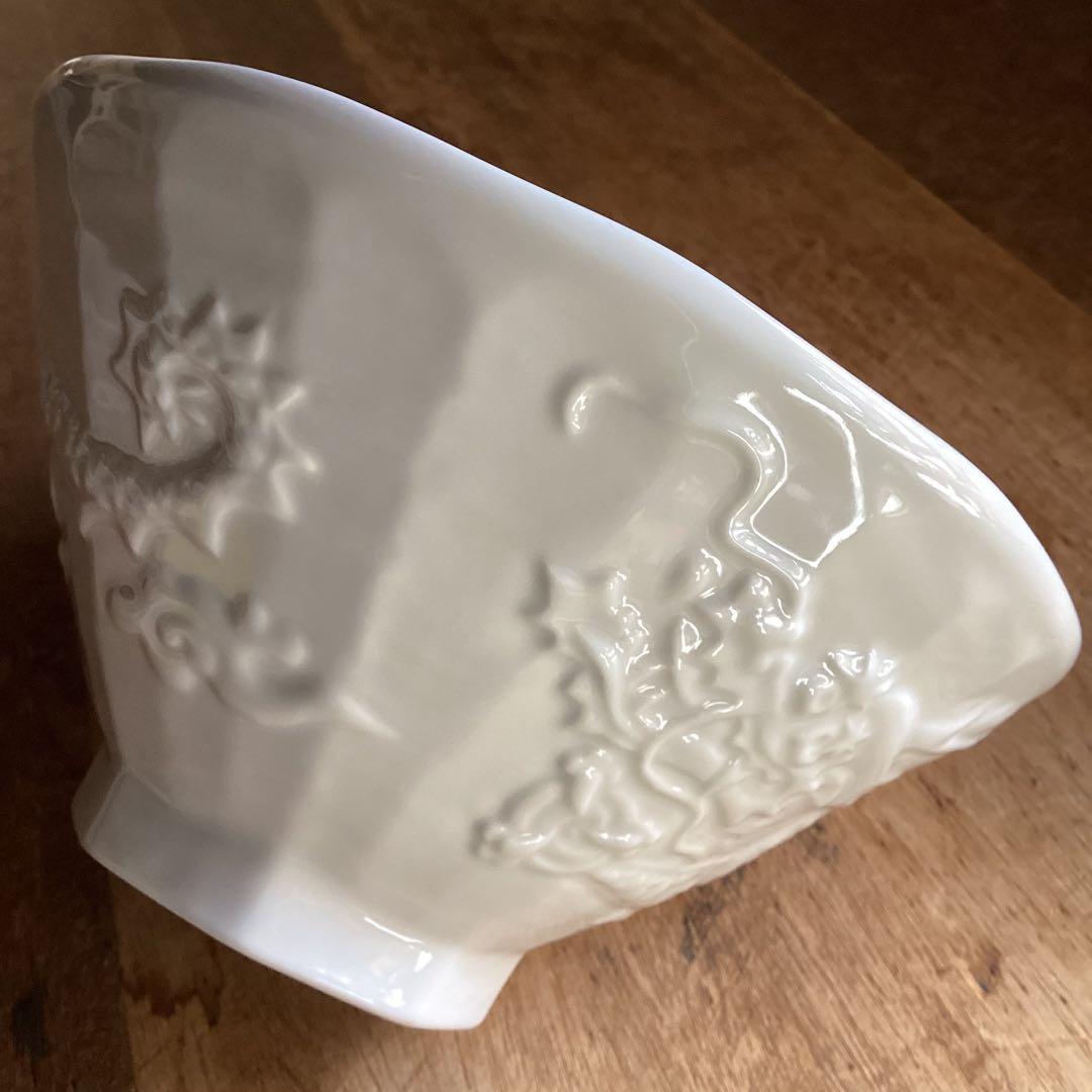 赤いピアスです。新品美濃焼　八角象嵌白龍神麺鉢丼　縁起鉢2枚