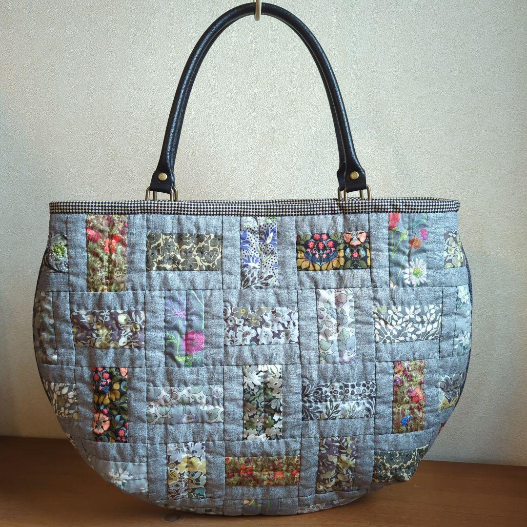 ✿リバティ✕パッチワーク✿　カテドラルウィンドウのハーフムーンバック　〈グレー〉