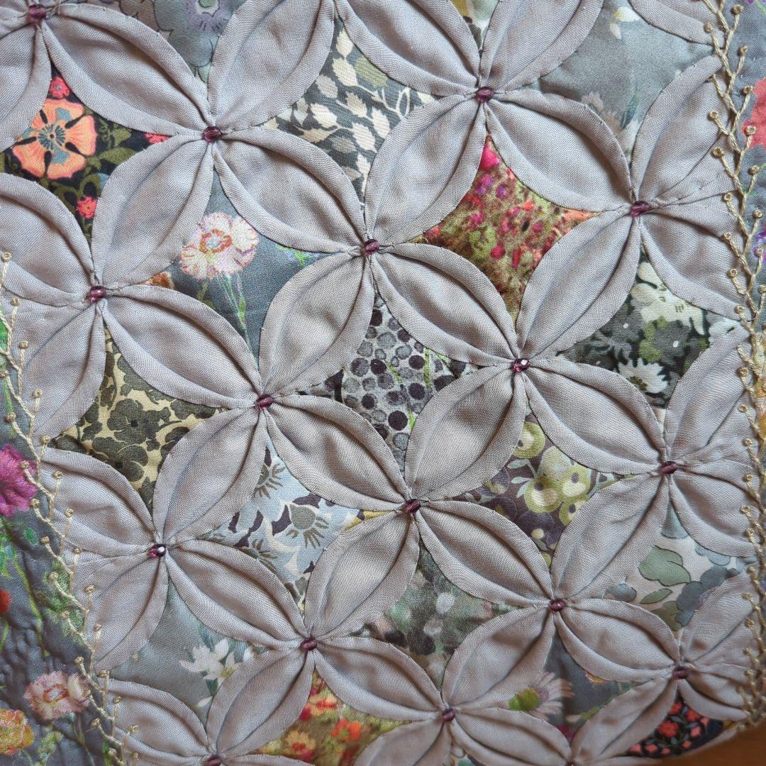 ✿リバティ✕パッチワーク✿　カテドラルウィンドウのハーフムーンバック　〈グレー〉