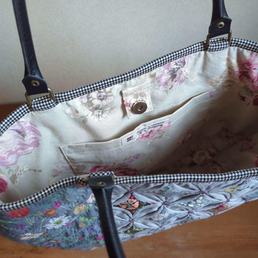 ✿リバティ✕パッチワーク✿　カテドラルウィンドウのハーフムーンバック　〈グレー〉