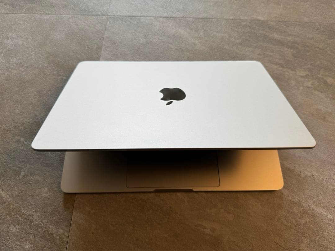 Apple MacBook Air M2スターライト 24GBメモリ / 1TB