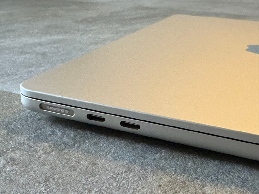 Apple MacBook Air M2スターライト 24GBメモリ / 1TB