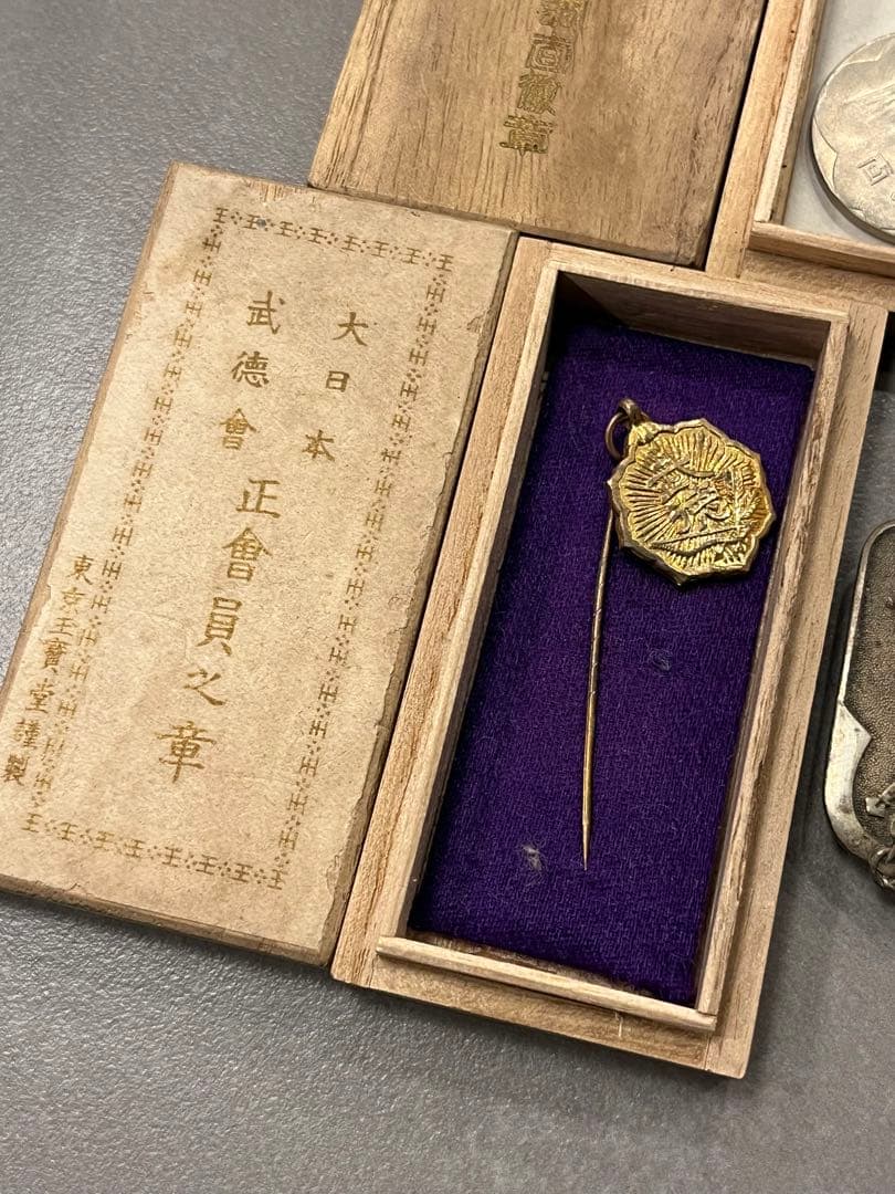 勲章　まとめ売り　オークション　大日本帝国　徽章　旧日本軍　バッジ　等