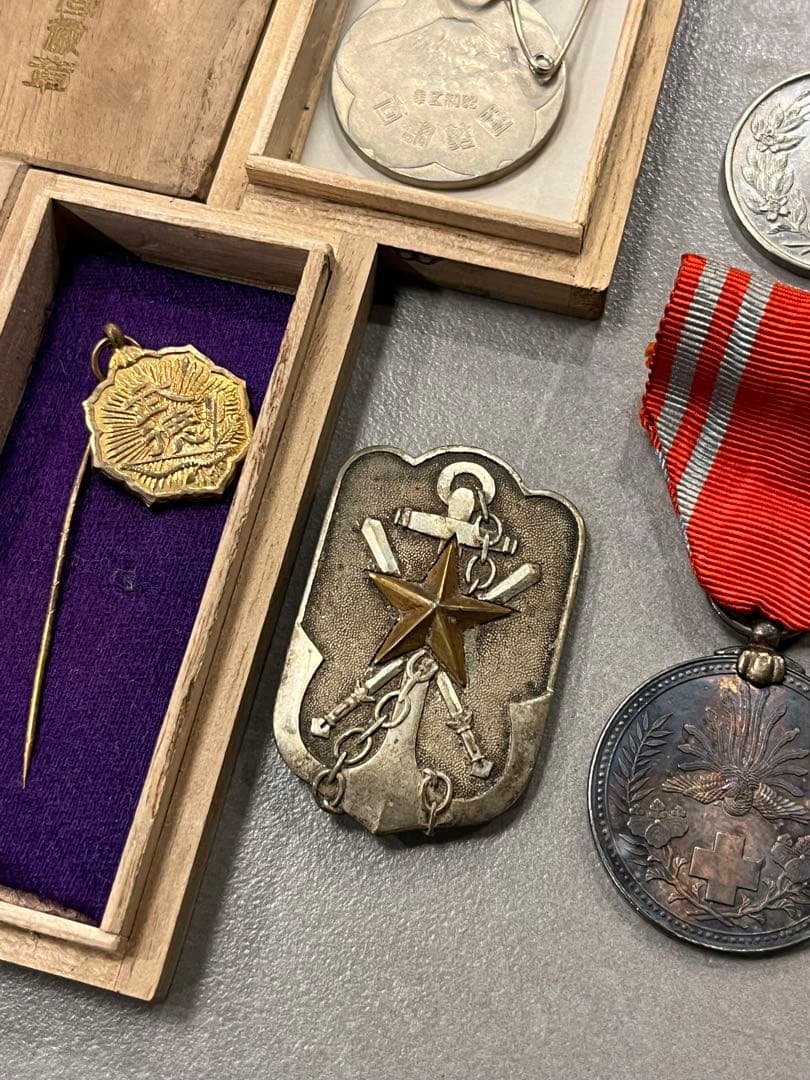 勲章　まとめ売り　オークション　大日本帝国　徽章　旧日本軍　バッジ　等