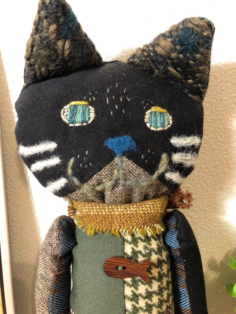 布ぬいぐるみ猫　チェック柄　ハチワレ　肉球あり　ハンドメイド　猫ぬいぐるみ
