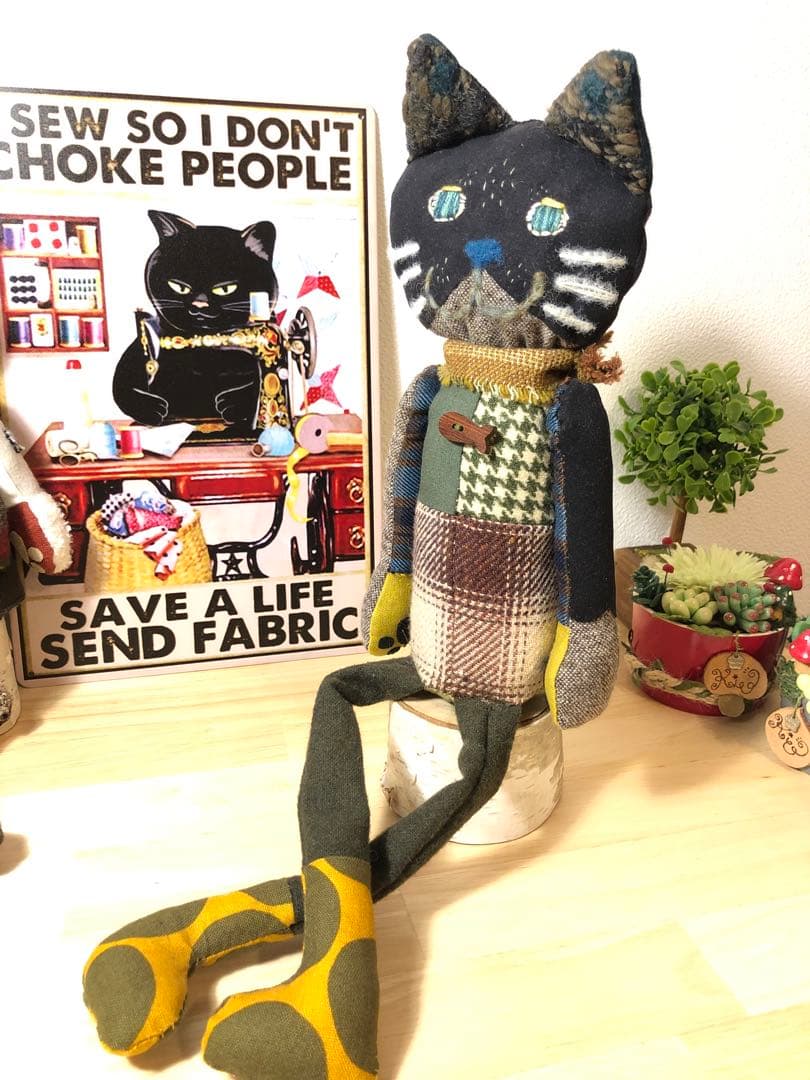 布ぬいぐるみ猫　チェック柄　ハチワレ　肉球あり　ハンドメイド　猫ぬいぐるみ
