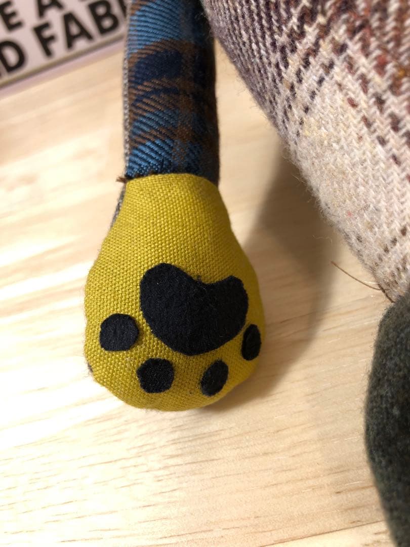 布ぬいぐるみ猫　チェック柄　ハチワレ　肉球あり　ハンドメイド　猫ぬいぐるみ