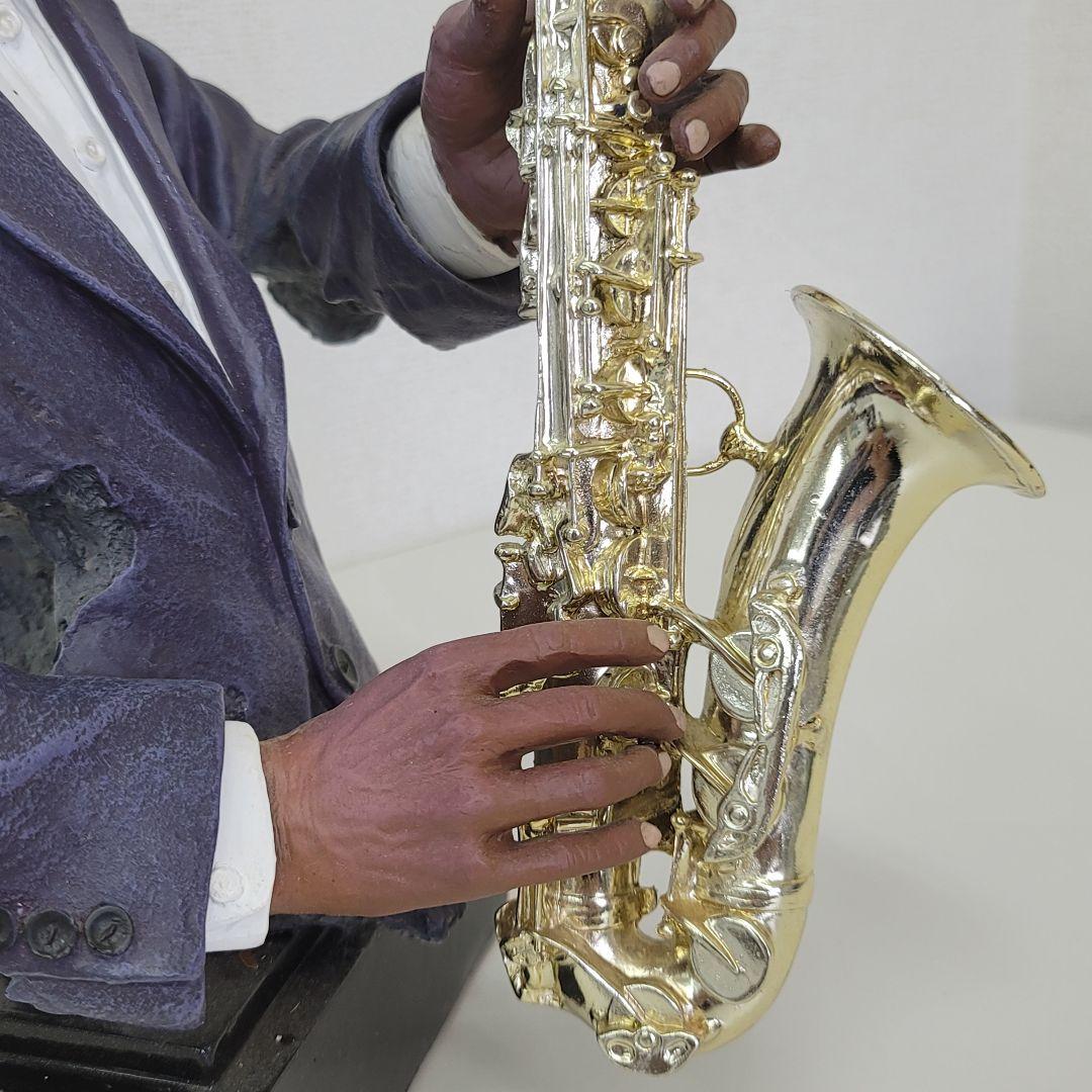 ジャズ サックス奏者 男性 置物