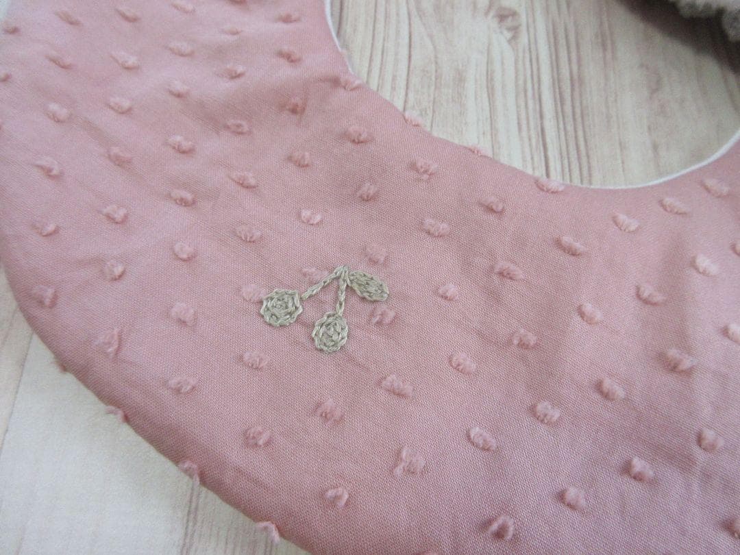 さくらんぼ刺繍スタイ ドットミニヨン “ウステラコッタ”