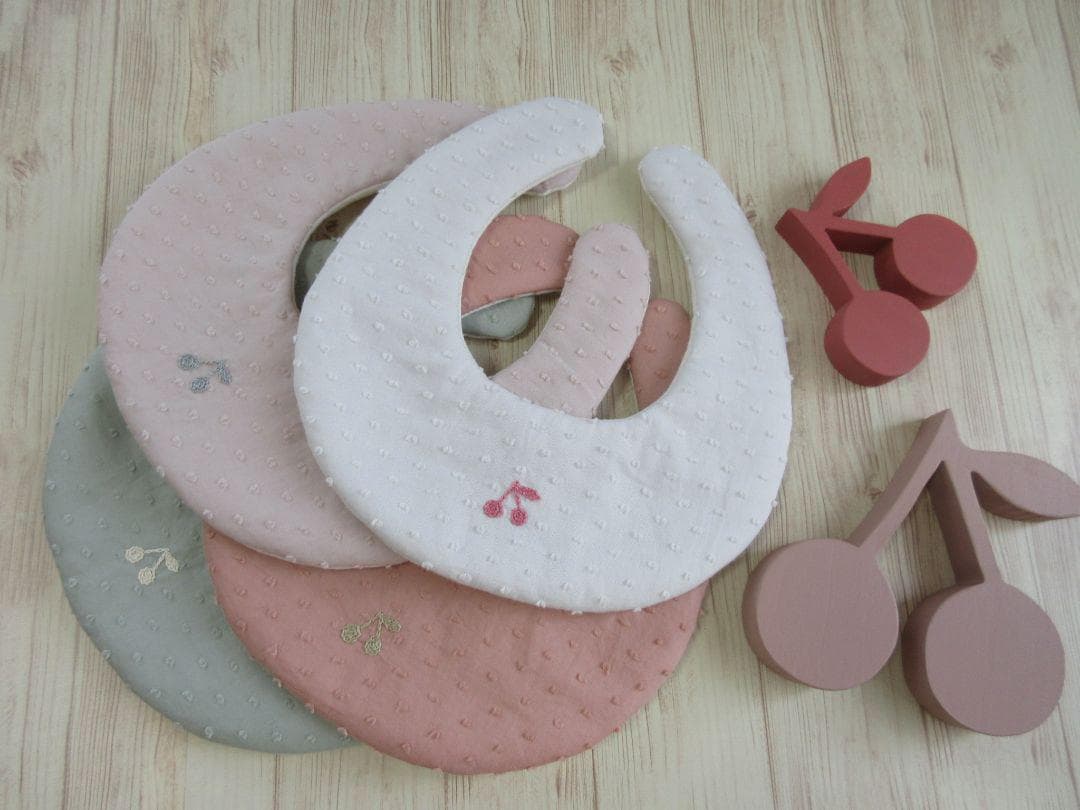 さくらんぼ刺繍スタイ ドットミニヨン “ウステラコッタ”