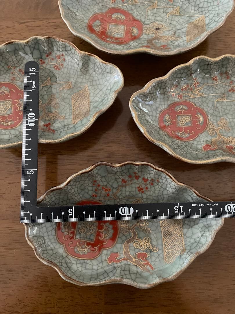 青磁罅焼　金彩色絵変形皿　四客　後期鍋島　骨董