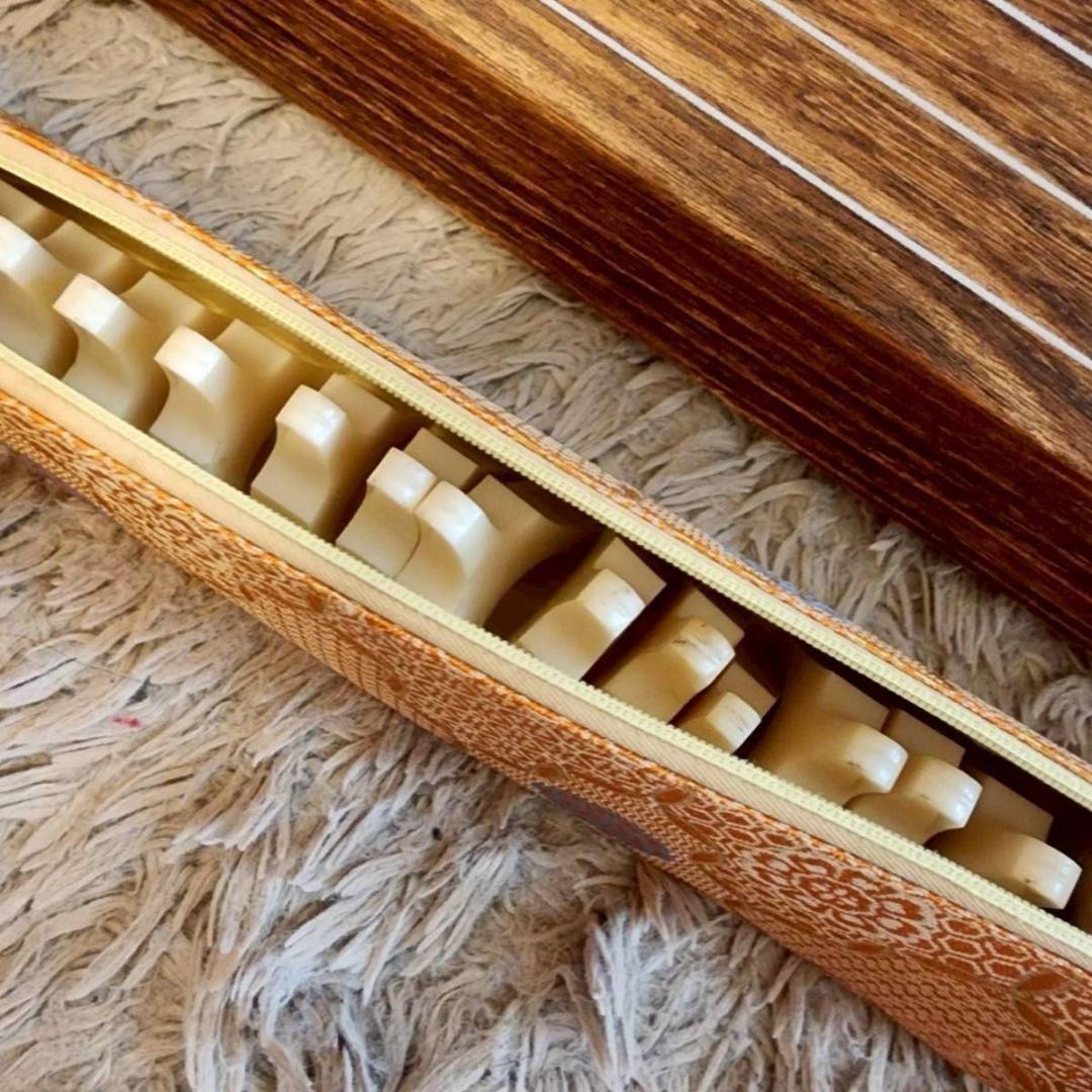 高級琴　綾杉彫り　くり甲　13弦 口前金装飾　竜舌金蒔絵