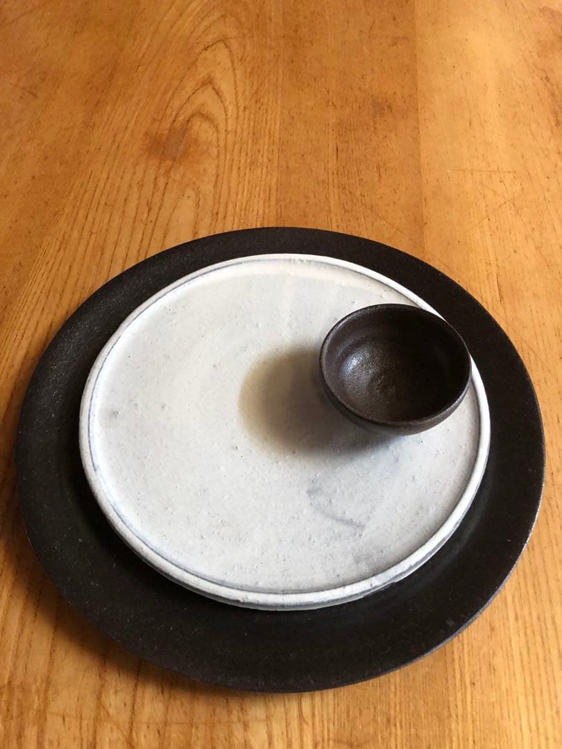 田代倫章の黒焼き〆リム皿、白い平皿、小鉢