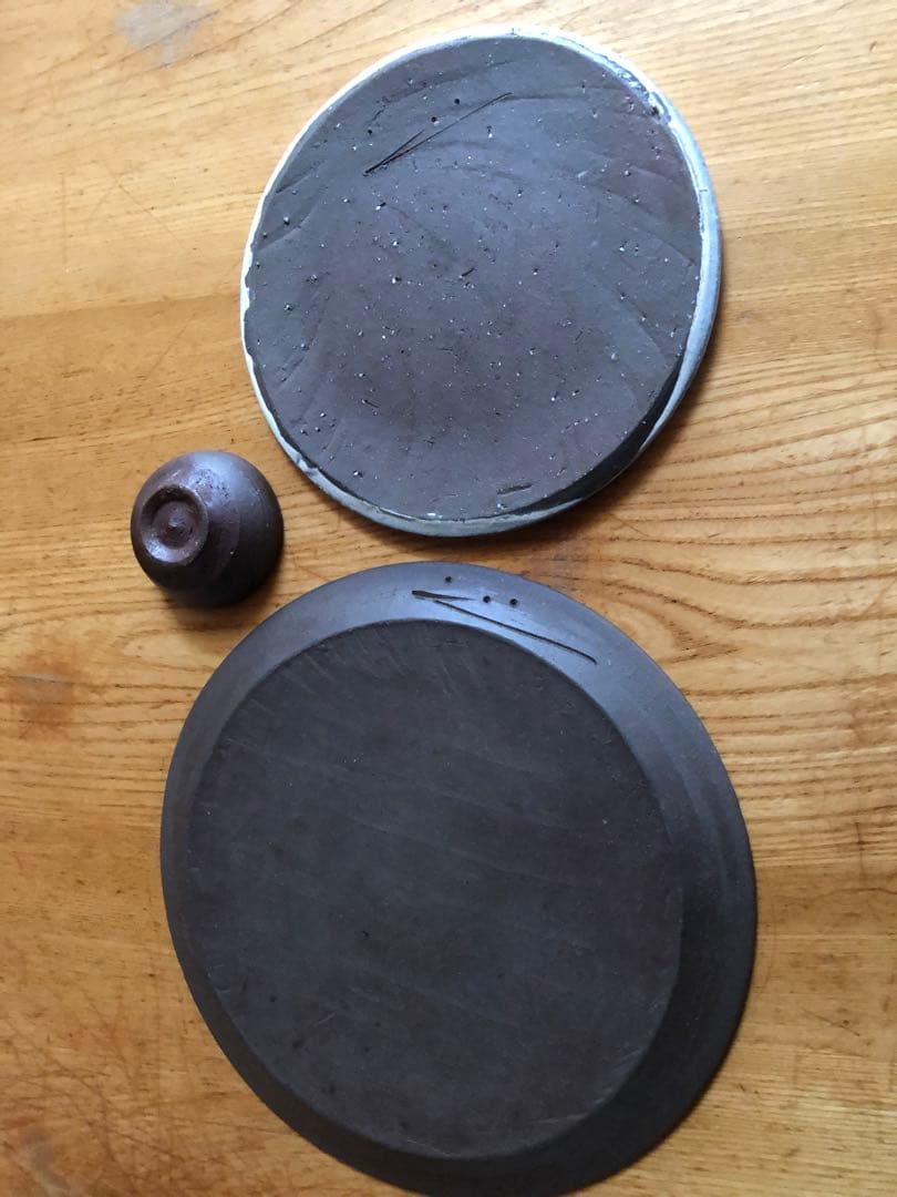 田代倫章の黒焼き〆リム皿、白い平皿、小鉢