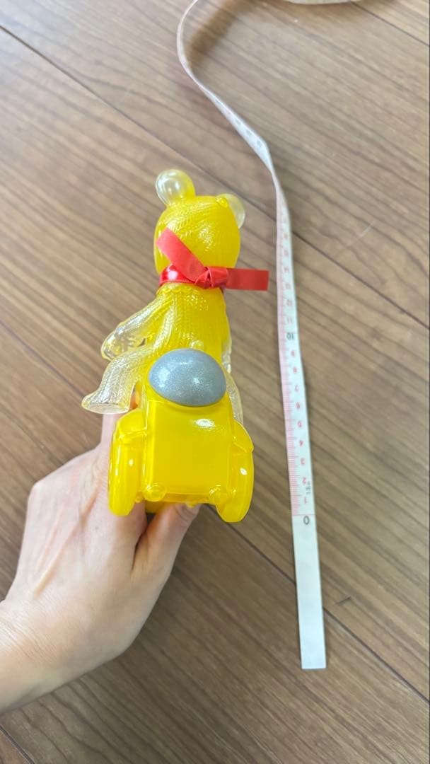 イエロー 自転車に乗ったクマのフィギュア