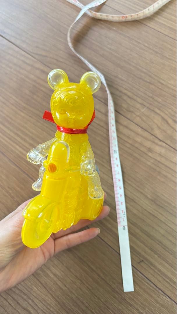 イエロー 自転車に乗ったクマのフィギュア
