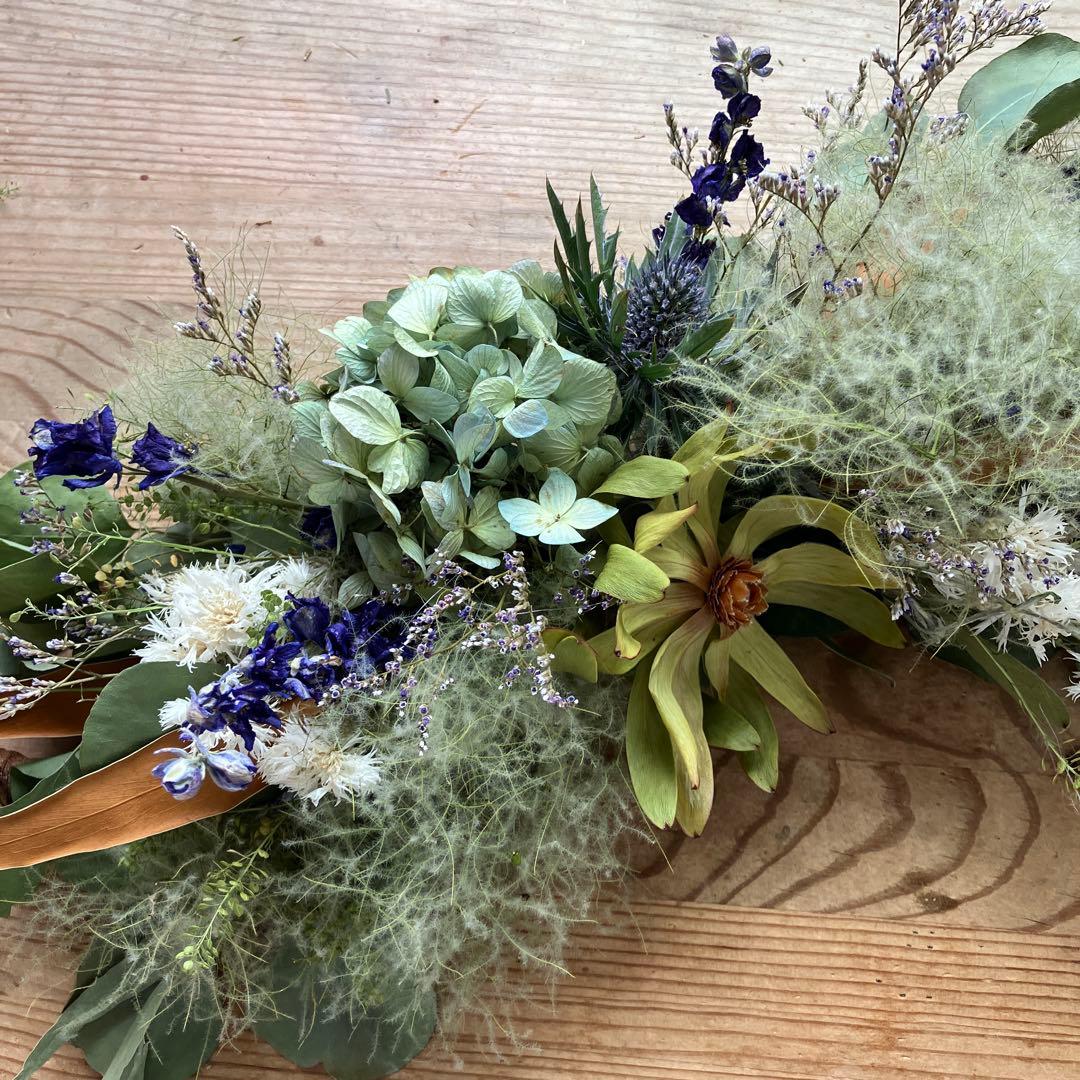 リューカデンドロンとアンティーク紫陽花の壁掛けアレンジ　スモークツリー